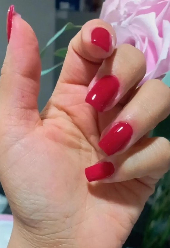 Uñas rojo carmín